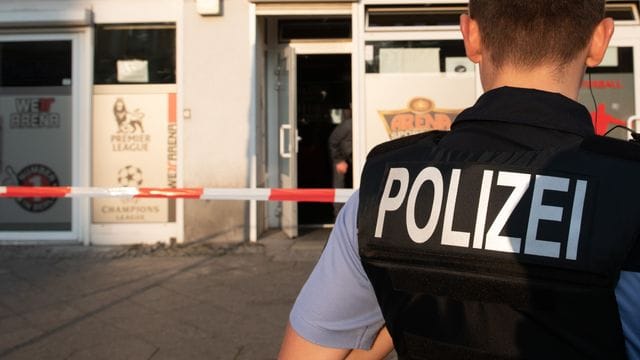 Die Polizei hat sich bisher nicht dazu geäußert, wer hinter dem Angriff stecken könnte. Die Polizei hat sich bisher nicht dazu geäußert, wer hinter dem Angriff stecken könnte.