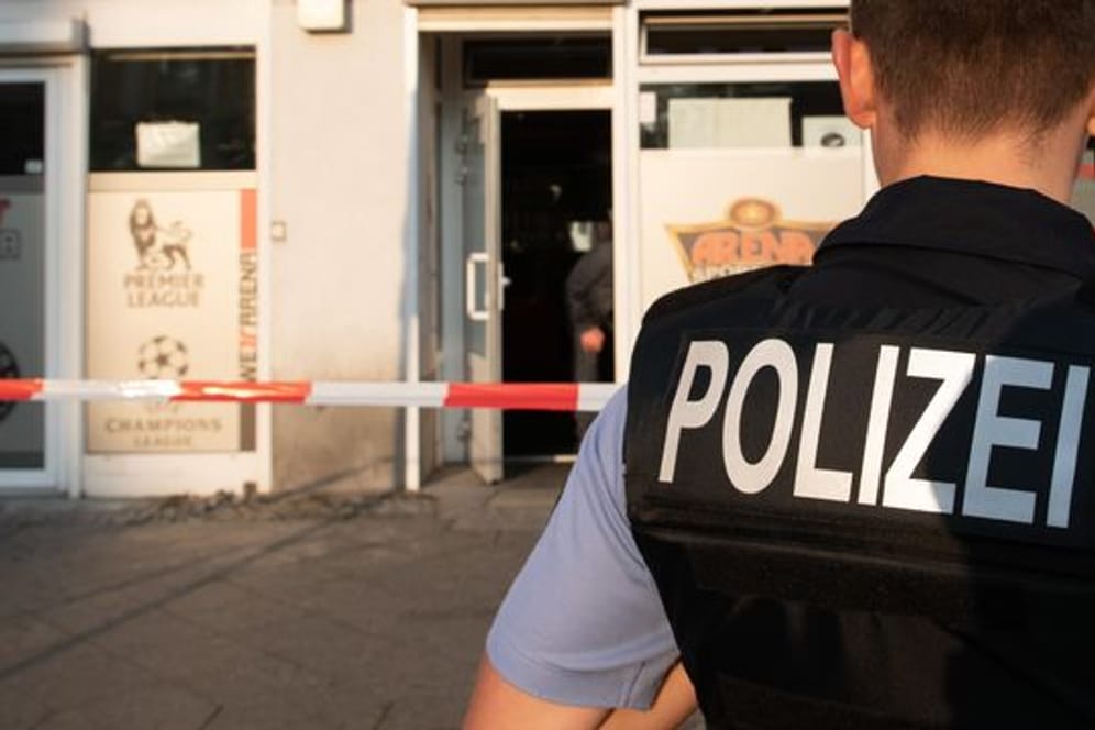 Die Polizei hat sich bisher nicht dazu geäußert, wer hinter dem Angriff stecken könnte.