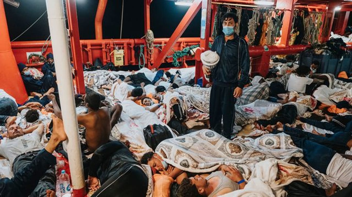 Schlafende Menschen an Deck der "Ocean Viking".
