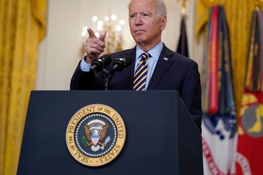 Joe Biden, Präsident der USA, spricht über den amerikanischen Truppenabzug aus Afghanistan im East Room des Weißen Hauses.