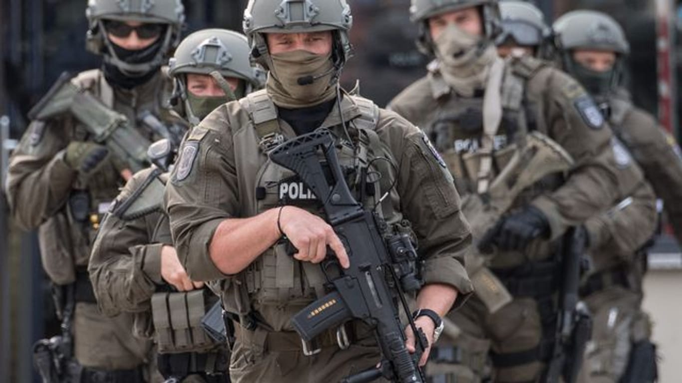 Beamte des Spezialeinsatzkommandos (SEK) der Polizei Frankfurt während einer Übung.