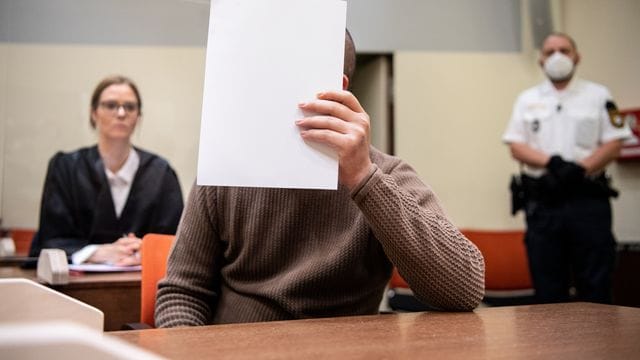 Rechtsanwältin Ruth Beer (l) im Gerichtssaal hinter ihrem Mandanten. Rechtsanwältin Ruth Beer (l) im Gerichtssaal hinter ihrem Mandanten.