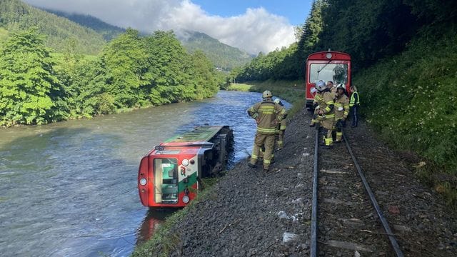 Ein Waggon eines Regionalzugs liegt in der Mur. Ein Waggon eines Regionalzugs liegt in der Mur.