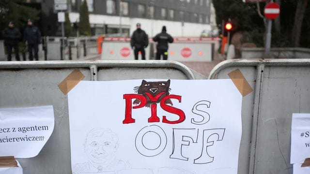"Piss Off" steht auf einem Zettel, der während einer Demonstration gegen eine Einschränkung der Pressefreiheit 2016 an einem Schild in Warschau hängt.