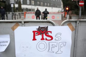 "Piss Off" steht auf einem Zettel, der während einer Demonstration gegen eine Einschränkung der Pressefreiheit 2016 an einem Schild in Warschau hängt.