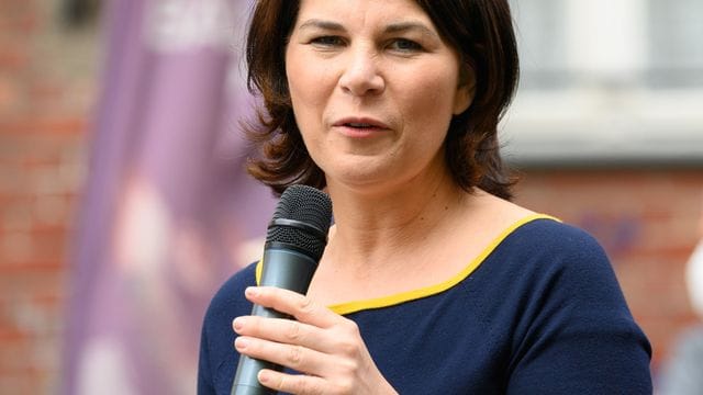 Annalena Baerbock, Kanzlerkandidatin und Direktkandidatin von Bündnis 90/Die Grünen, spricht während eines Bürgergesprächs zu ihrem Wahlkampfauftakt. Annalena Baerbock, Kanzlerkandidatin und Direktkandidatin von Bündnis 90/Die Grünen, spricht während eines Bürgergesprächs zu ihrem Wahlkampfauftakt.