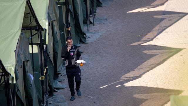 Ein Migrant geht in dem neu errichteten Flüchtlingslager in der Stadt Pabrade, etwa 40 km nordöstlich von Vilnius. Ein Migrant geht in dem neu errichteten Flüchtlingslager in der Stadt Pabrade, etwa 40 km nordöstlich von Vilnius.