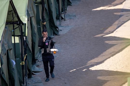 Ein Migrant geht in dem neu errichteten Flüchtlingslager in der Stadt Pabrade, etwa 40 km nordöstlich von Vilnius.