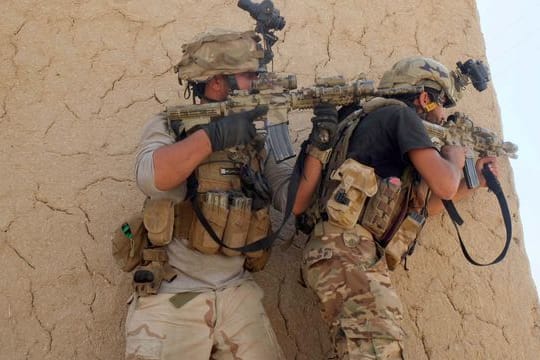 Mitglieder der afghanischen Sicherheitskräfte während eines Kampfes gegen Anhänger der Taliban in der südafghanischen Provinz Kandahar.