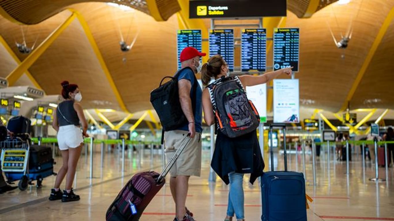 Reisende in einer Halle im Flughafen Madrid-Barajas.