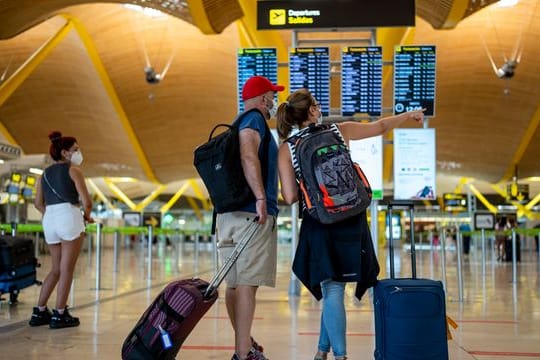 Reisende in einer Halle im Flughafen Madrid-Barajas.