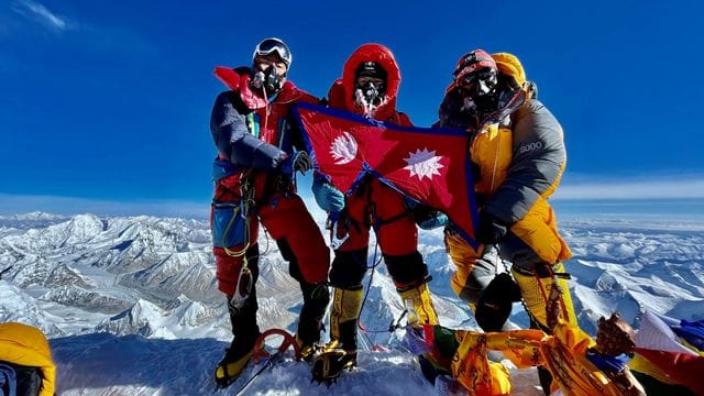 Nima Lhamu Sherpa (M) steht mit ihren Brüdern auf dem Gipfel des Mount Everest. Nima Lhamu Sherpa (M) steht mit ihren Brüdern auf dem Gipfel des Mount Everest.
