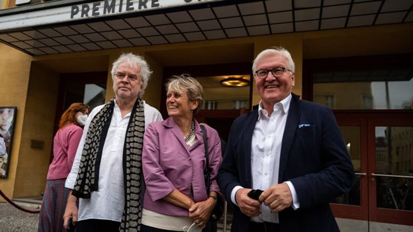 Bundespräsident Frank-Walter Steinmeier (r) steht mit dem Regisseur Andreas Voigt und der Produzentin Barbara Etz vor dem Kino.