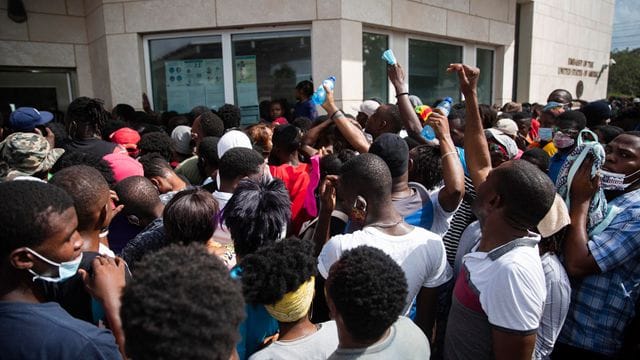 Haitianer versammeln sich vor der US-Botschaft in Port-au-Prince inmitten von Gerüchten im Radio und in den sozialen Medien, dass die USA Exil- und humanitäre Visa ausstellen werden.