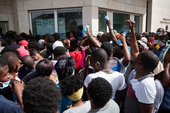 Haitianer versammeln sich vor der US-Botschaft in Port-au-Prince inmitten von Gerüchten im Radio und in den sozialen Medien, dass die USA Exil- und humanitäre Visa ausstellen werden.