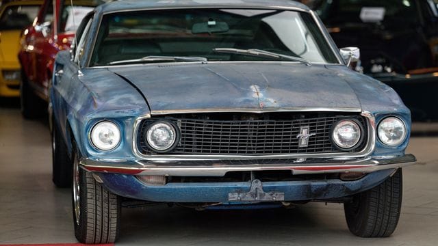 Ein alter Ford Mustang, der dem Schauspieler Steve McQueen gehört haben soll, steht in der Verkaufshalle des Oldtimerhändlers "Fantastische Fahrzeuge - Michael Fröhlich". Ein alter Ford Mustang, der dem Schauspieler Steve McQueen gehört haben soll, steht in der Verkaufshalle des Oldtimerhändlers "Fantastische Fahrzeuge - Michael Fröhlich".