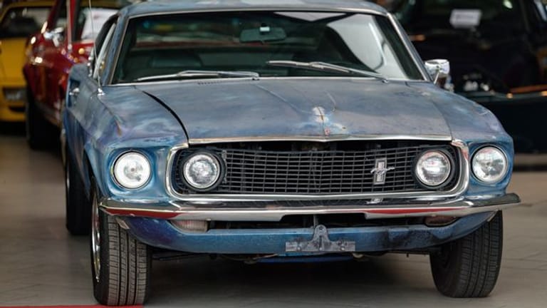 Ein alter Ford Mustang, der dem Schauspieler Steve McQueen gehört haben soll, steht in der Verkaufshalle des Oldtimerhändlers "Fantastische Fahrzeuge - Michael Fröhlich".