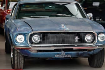Ein alter Ford Mustang, der dem Schauspieler Steve McQueen gehört haben soll, steht in der Verkaufshalle des Oldtimerhändlers "Fantastische Fahrzeuge - Michael Fröhlich".