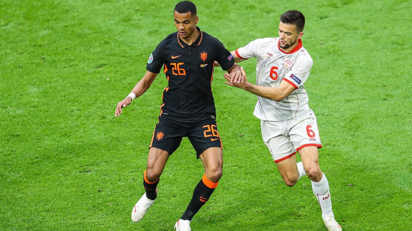 Cody Gakpo (l., gegen Visar Musliu) kam als Einwechselspieler für die Niederlande im EM-Gruppenspiel gegen Nord-Mazedonien zum Einsatz.