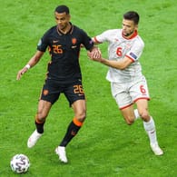 Cody Gakpo (l., gegen Visar Musliu) kam als Einwechselspieler für die Niederlande im EM-Gruppenspiel gegen Nord-Mazedonien zum Einsatz.