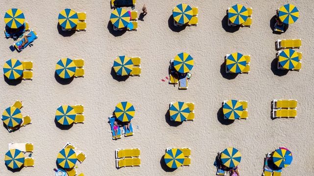 Sonnenschirme an einem Strand auf Gran Canaria.