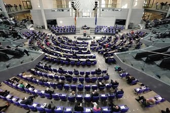Die Abgeordneten sitzen während einer Generaldebatte zum Bundeshaushalt im Bundestag.