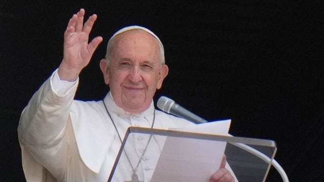 Papst Franziskus erholt sich weiter.
