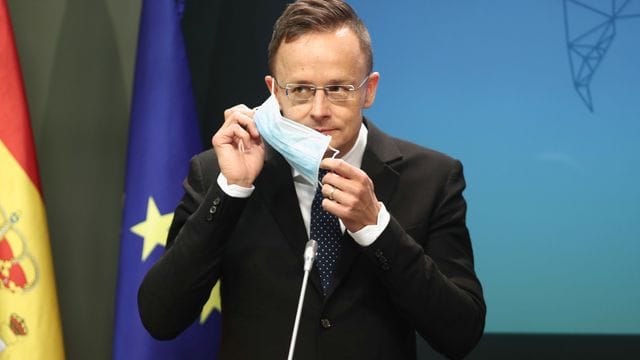 "Wie es scheint, beschäftigt die UEFA wohlbekannte Zuseher-Spitzel nach Vorbild der (kommunistischen) Betriebskampfgruppen", schreibt Peter Szijjarto auf Facebook. "Wie es scheint, beschäftigt die UEFA wohlbekannte Zuseher-Spitzel nach Vorbild der (kommunistischen) Betriebskampfgruppen", schreibt Peter Szijjarto auf Facebook.