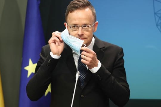 "Wie es scheint, beschäftigt die UEFA wohlbekannte Zuseher-Spitzel nach Vorbild der (kommunistischen) Betriebskampfgruppen", schreibt Peter Szijjarto auf Facebook.