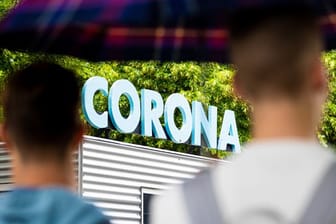Der Schriftzug "Corona" ist auf dem Dach eines Containers der Ausstellung "Das Corona-Ding" in Hannover zu lesen.
