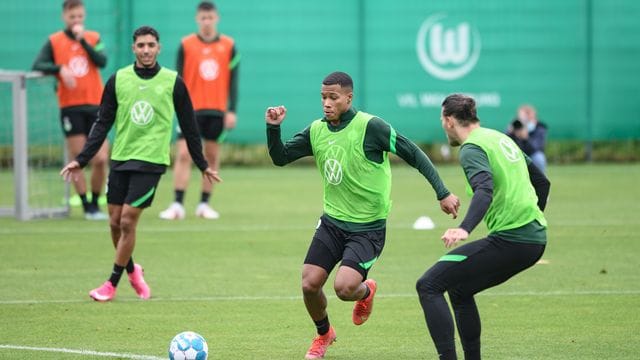 Neuzugang Aster Vranckx (M) und Stürmer Daniel Ginczek (r) während eines Trainingspieles. Neuzugang Aster Vranckx (M) und Stürmer Daniel Ginczek (r) während eines Trainingspieles.