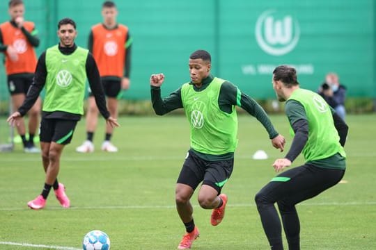 Neuzugang Aster Vranckx (M) und Stürmer Daniel Ginczek (r) während eines Trainingspieles.