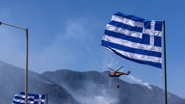 Archivbild: Ein Hubschrauber arbeitet Ende Mai an der Eindämmung eines Waldbrandes in Griechenland.