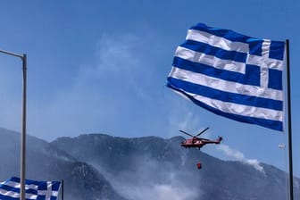 Archivbild: Ein Hubschrauber arbeitet Ende Mai an der Eindämmung eines Waldbrandes in Griechenland.