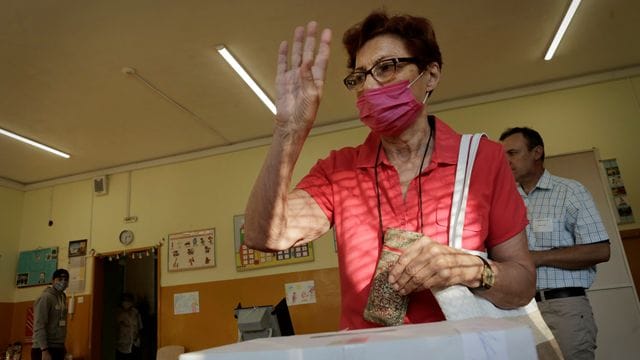 Ein Frau gibt in Sofia ihre Stimme bei der Parlamentswahl ab.