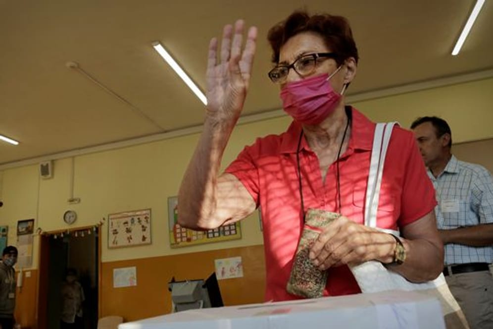 Ein Frau gibt in Sofia ihre Stimme bei der Parlamentswahl ab.