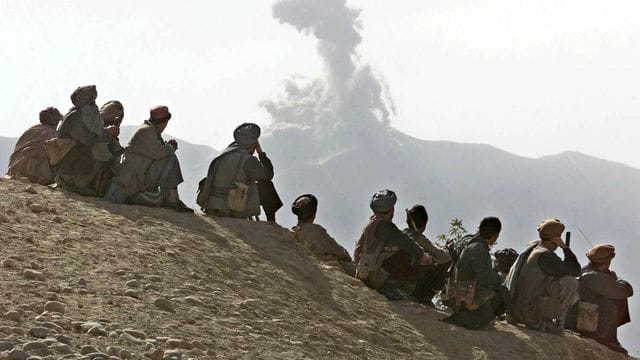 Afghanische Kämpfer beobachten Luftangriffe in der nordafghanischen Provinz Kunduz. Afghanische Kämpfer beobachten Luftangriffe in der nordafghanischen Provinz Kunduz.
