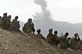 Afghanische Kämpfer beobachten Luftangriffe in der nordafghanischen Provinz Kunduz.