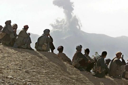 Afghanische Kämpfer beobachten Luftangriffe in der nordafghanischen Provinz Kunduz.