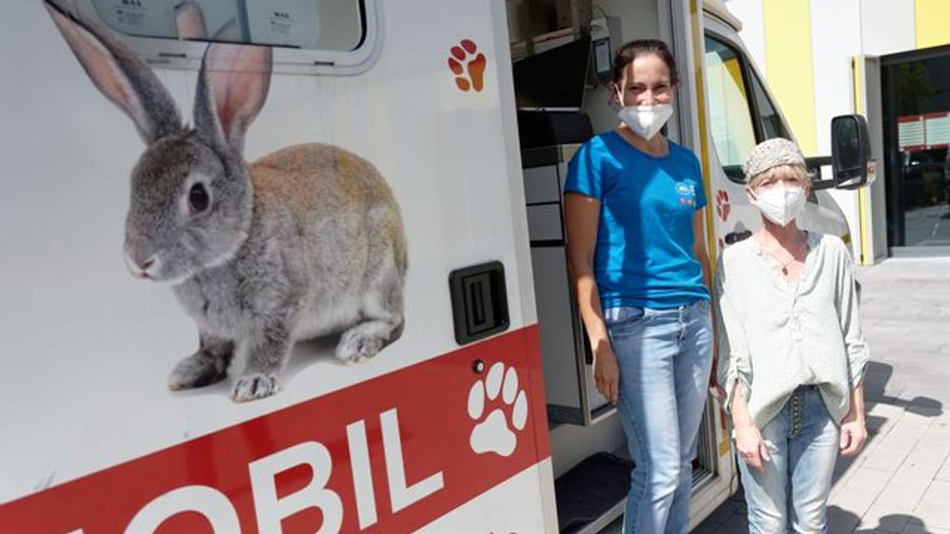 Die Tierärztin Claudia Gomez (l) und ihre Assistentin Elke Wolf warten vor dem Tierarztmobil auf ihre vierbeinigen Patienten.