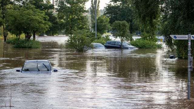 Autos am Freitag im Hochwasser, nachdem die Aisch über die Ufer getreten ist. Autos am Freitag im Hochwasser, nachdem die Aisch über die Ufer getreten ist.