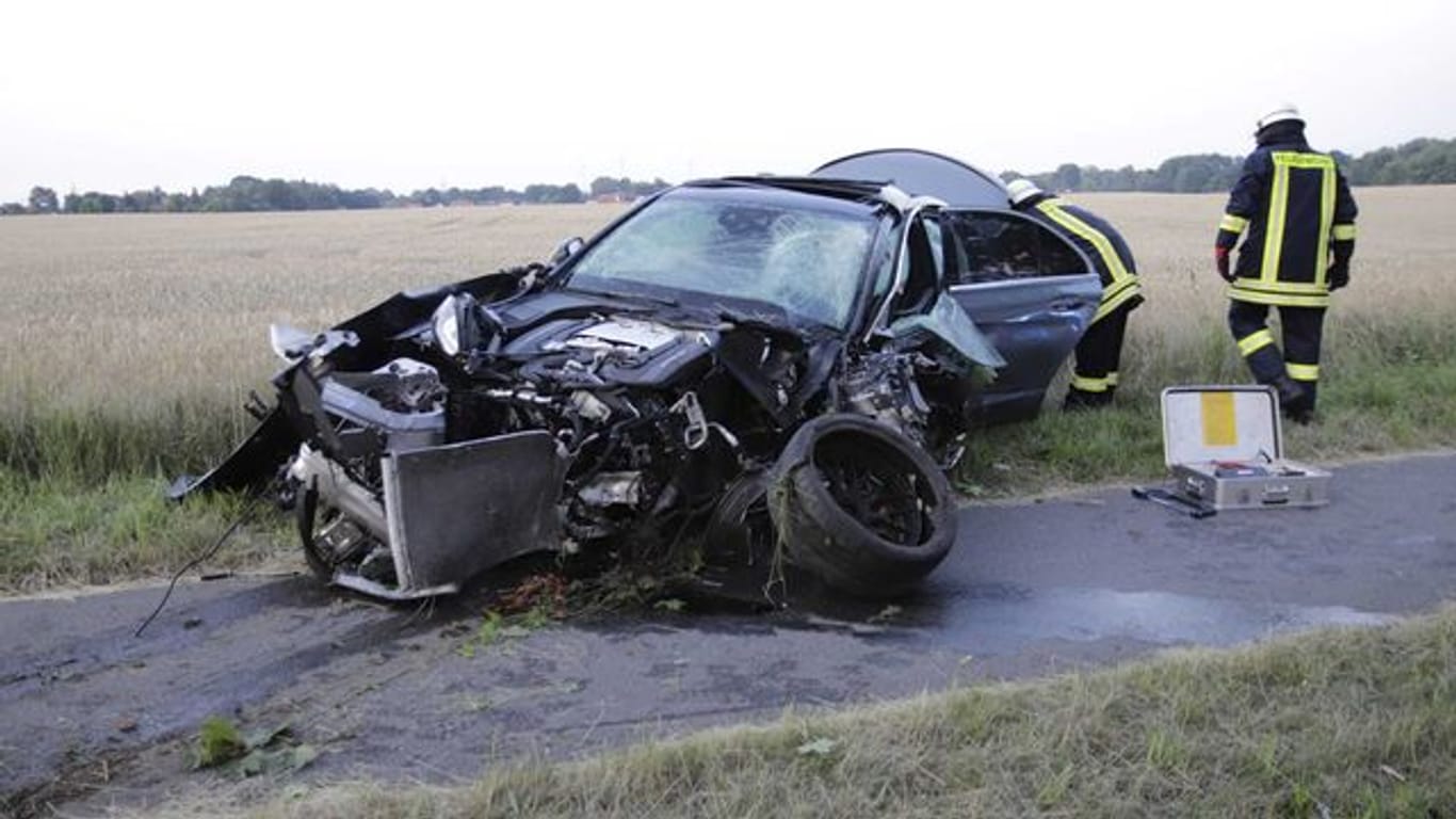 Bei einem Verkehrsunfall auf der Bundesstraße 96a zwischen Schildow und Schönfließ sind zwei Frauen ums Leben gekommen.