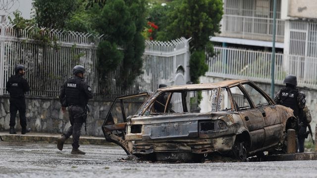 Die Regierung hat Polizei und Militär in Cota 905, einem der gefährlichsten Stadtteile von Caracas, eingesetzt, um die Anführer der Koki-Gang, eine der größten kriminellen Banden in Venezuela, zu fassen. Die Regierung hat Polizei und Militär in Cota 905, einem der gefährlichsten Stadtteile von Caracas, eingesetzt, um die Anführer der Koki-Gang, eine der größten kriminellen Banden in Venezuela, zu fassen.