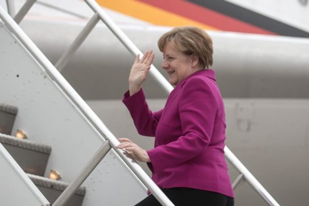 Bundeskanzlerin Angela Merkel (CDU) steigt in den Airbus A340 "Theodor Heuss" der Flugbereitschaft der Luftwaffe der Bundeswehr.