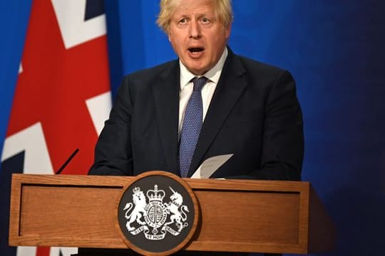 Boris Johnson äußert sich bei einer Pressekonferenz zur Corona-Pandemie.