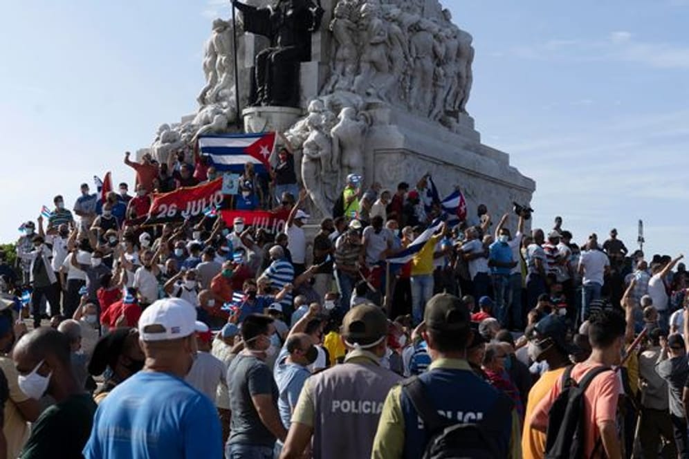 Unterstützer der Regierung versammeln sich am Maximo-Gomez-Denkmal.