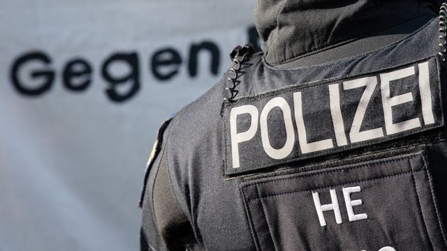 Ein Polizist ist bei einer Demonstration in Frankfurt im Einsatz.