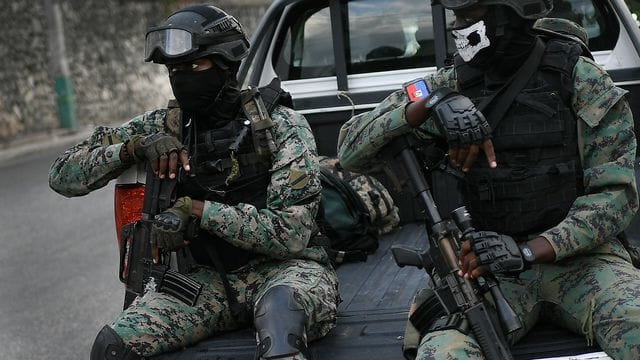 Soldaten stehen Wache in der Nähe der Residenz von Interimspräsident Claude Joseph in Port-au-Prince, Haiti, vier Tage nach der Ermordung des haitianischen Präsidenten Jovenel Moise. Soldaten stehen Wache in der Nähe der Residenz von Interimspräsident Claude Joseph in Port-au-Prince, Haiti, vier Tage nach der Ermordung des haitianischen Präsidenten Jovenel Moise.