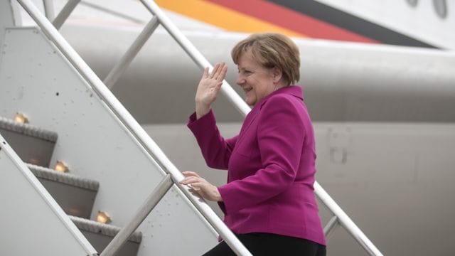 Bundeskanzlerin Angela Merkel steigt in den Airbus A340 "Theodor Heuss" der Flugbereitschaft der Luftwaffe der Bundeswehr.