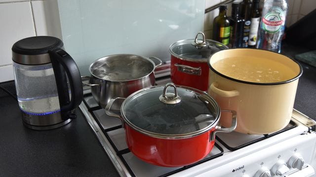 Wenn im Sommer für mehrere Tage das warme Wasser abgestellt ist, helfen sich viele Russen mit dem Kochen von Wasser, um etwa ein Bad zu nehmen.